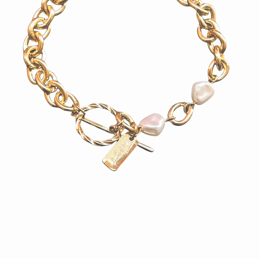 Chunky bracelet with faux pearl in gold