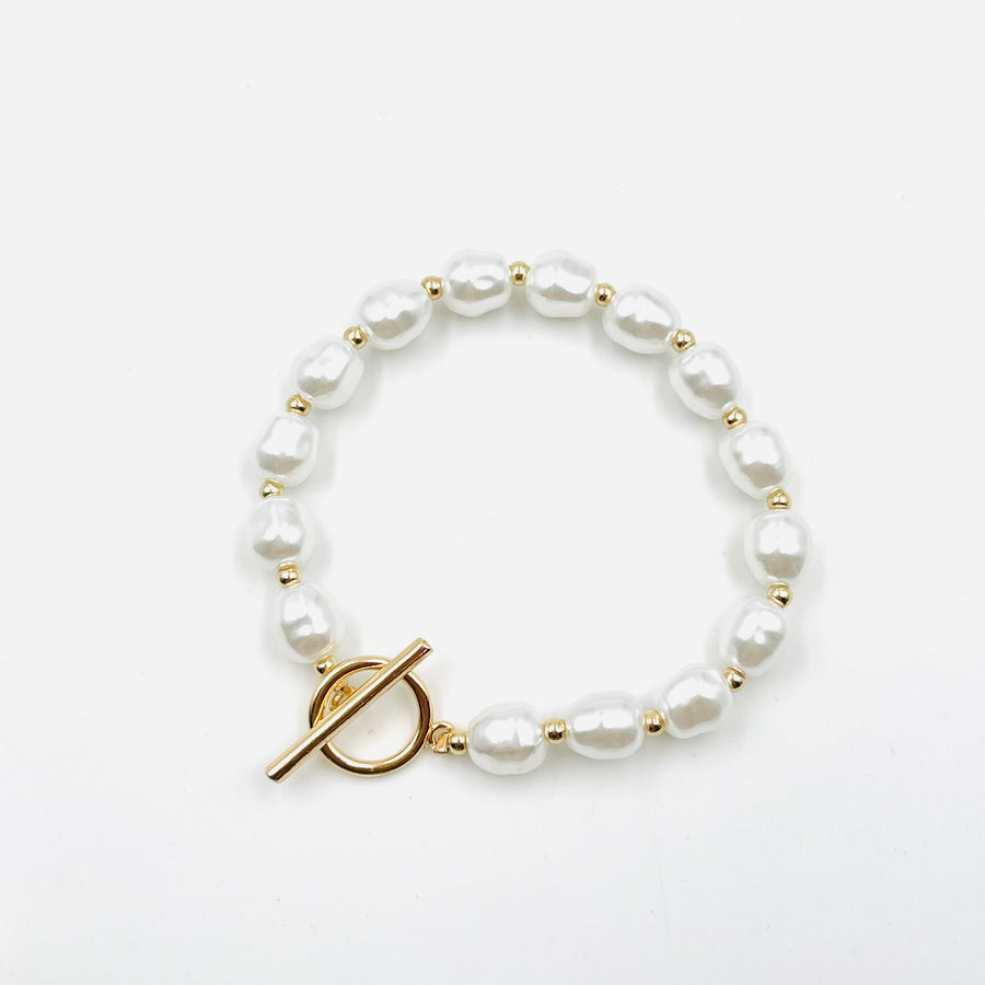 Chunky bracelet with faux big pearl in gold