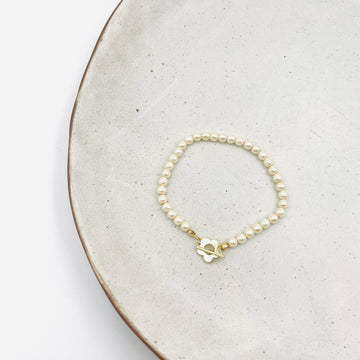 vintage bracelet with faux beige pearl in gold