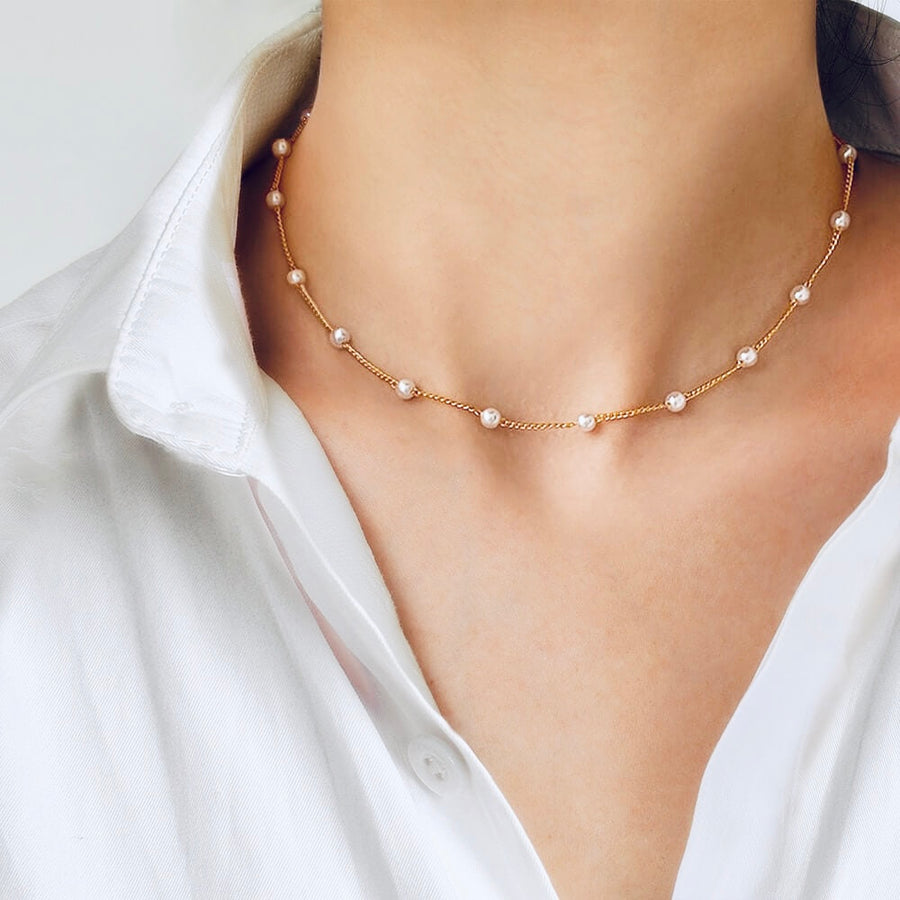 Pearl necklace in gold tone