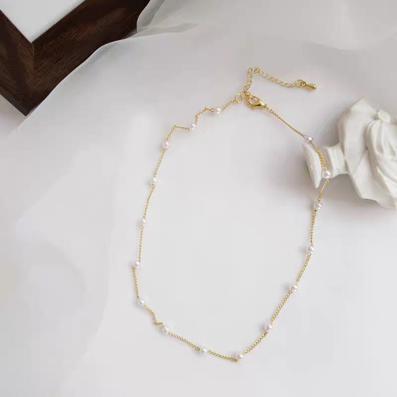 Pearl necklace in gold tone