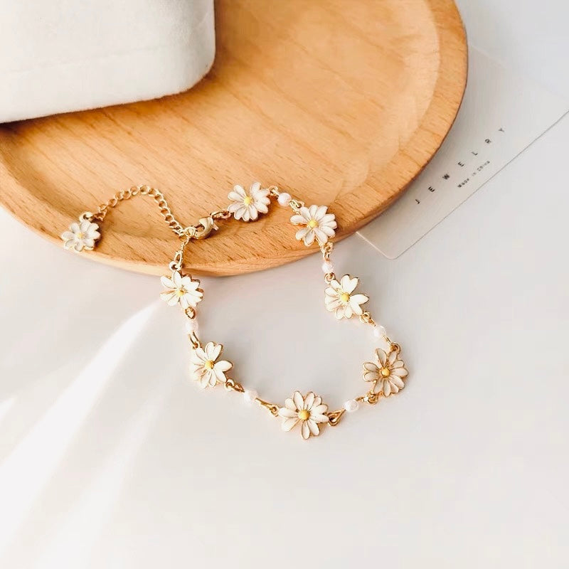 bracelet with daisy charms in gold