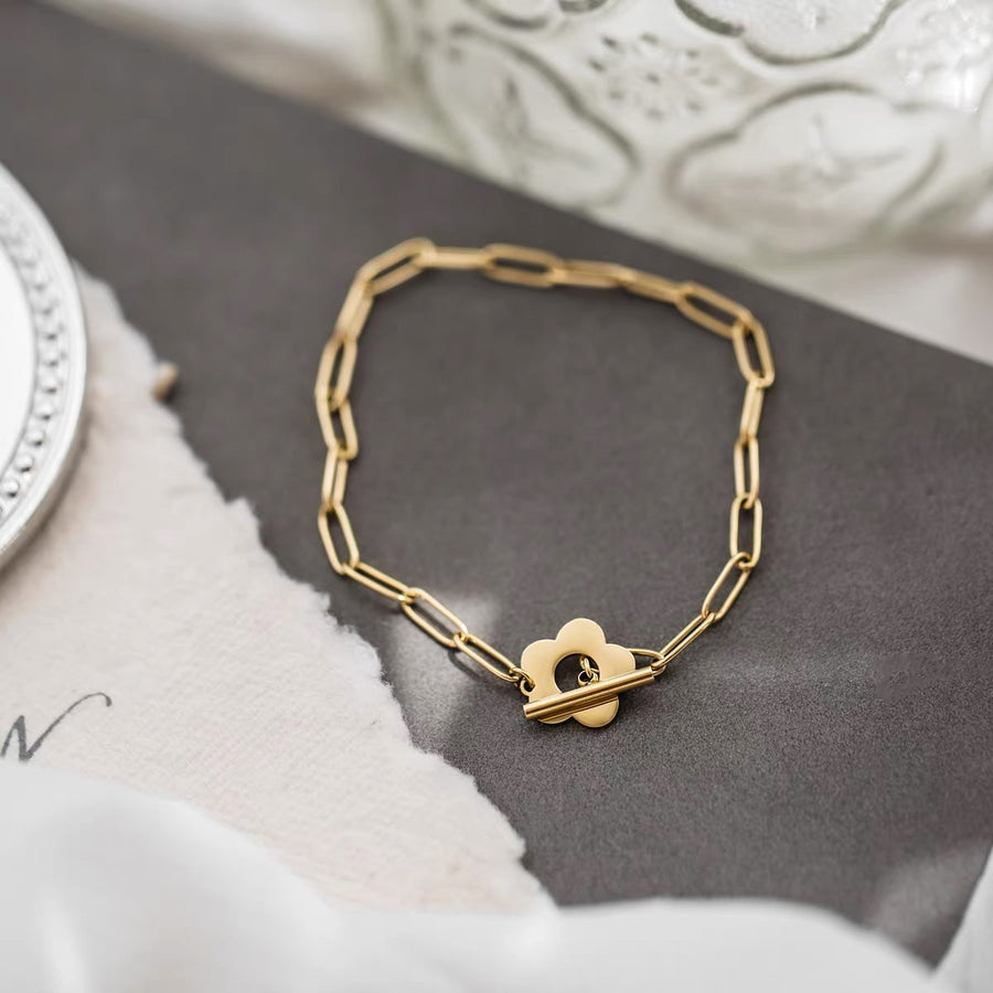 bracelet with floral t-bar in gold