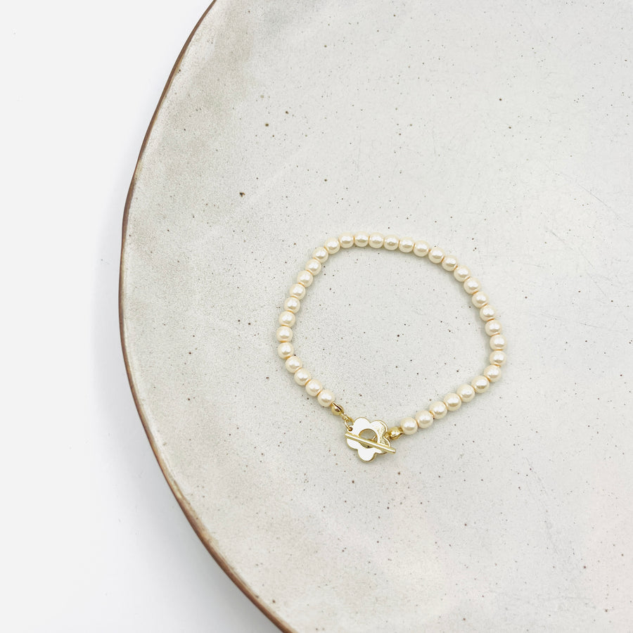 Cream pearl & flower bracelet