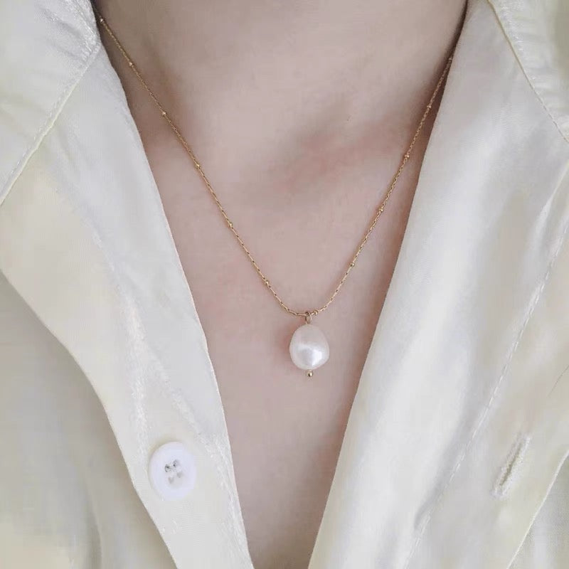 Freshwater pearl pendant necklace